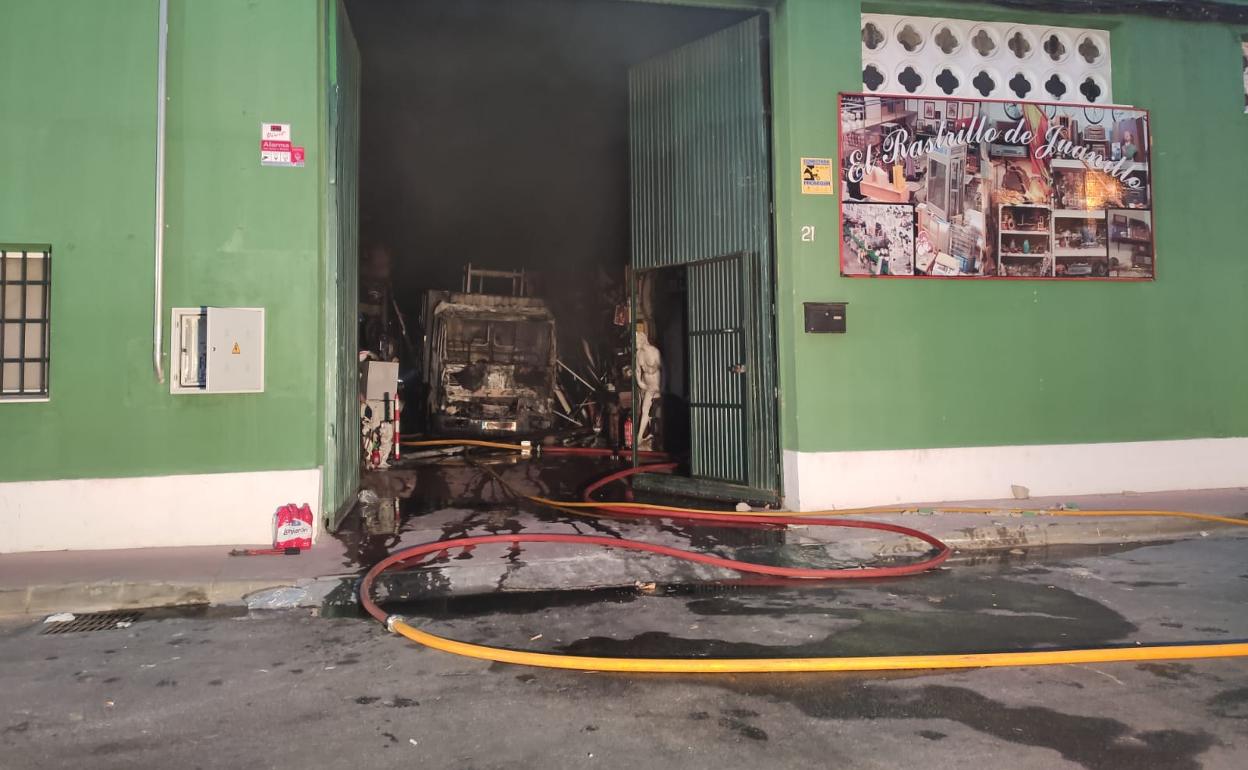 Un aparatoso incendio calcina una nave en el polígono industrial El Viso de Málaga