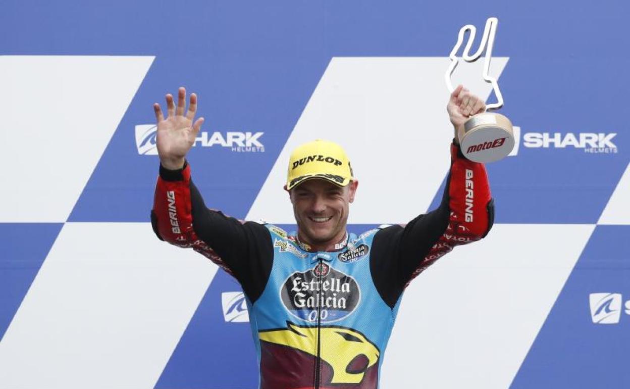 Sam Lowes celebra su triunfo. 