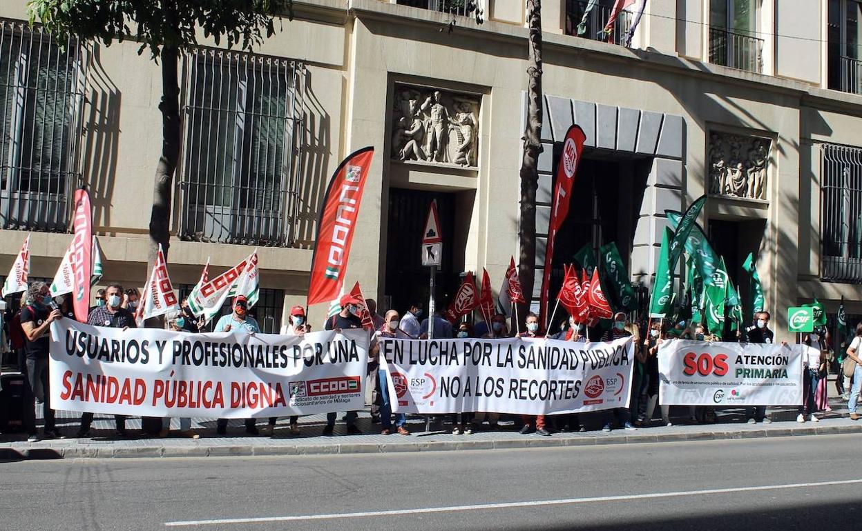 Concentración celebrada en la puerta de la Delegación de Salud. 