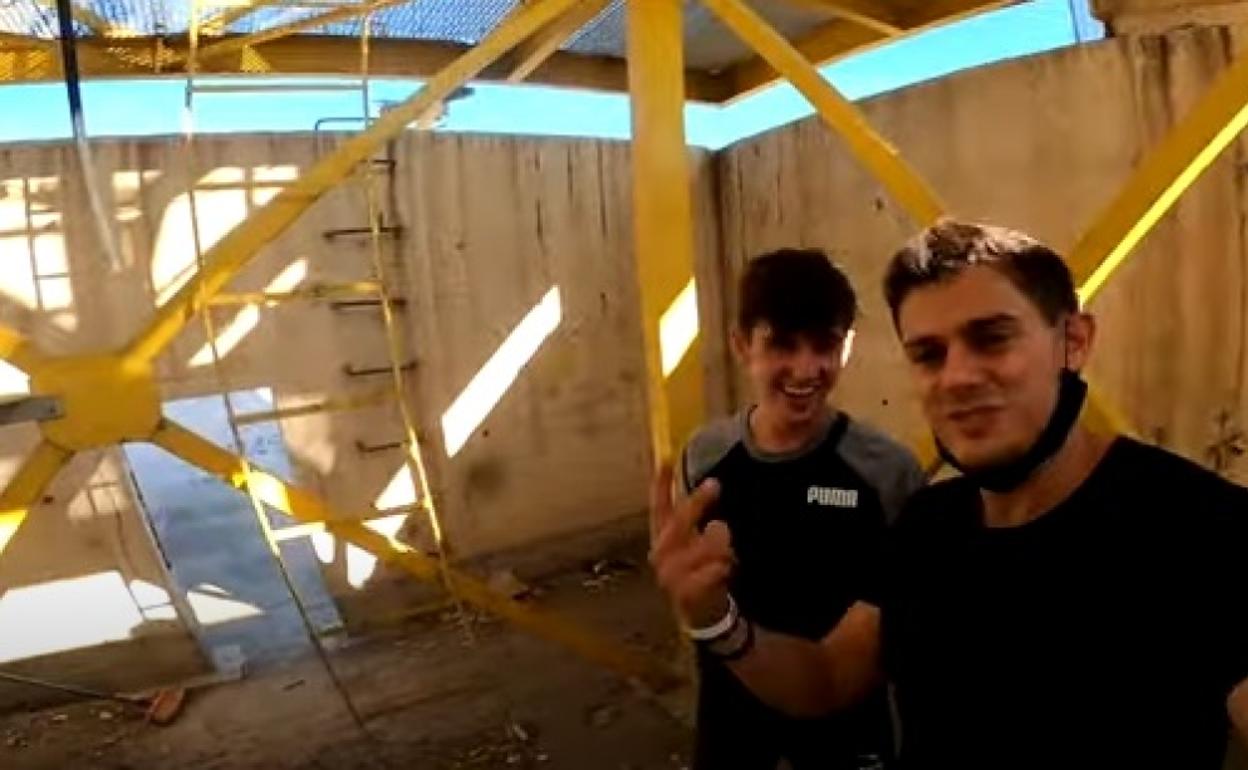 Dos youtubers exploran el edificio abandonado de Correos de Málaga y muestran imágenes inéditas de su interior