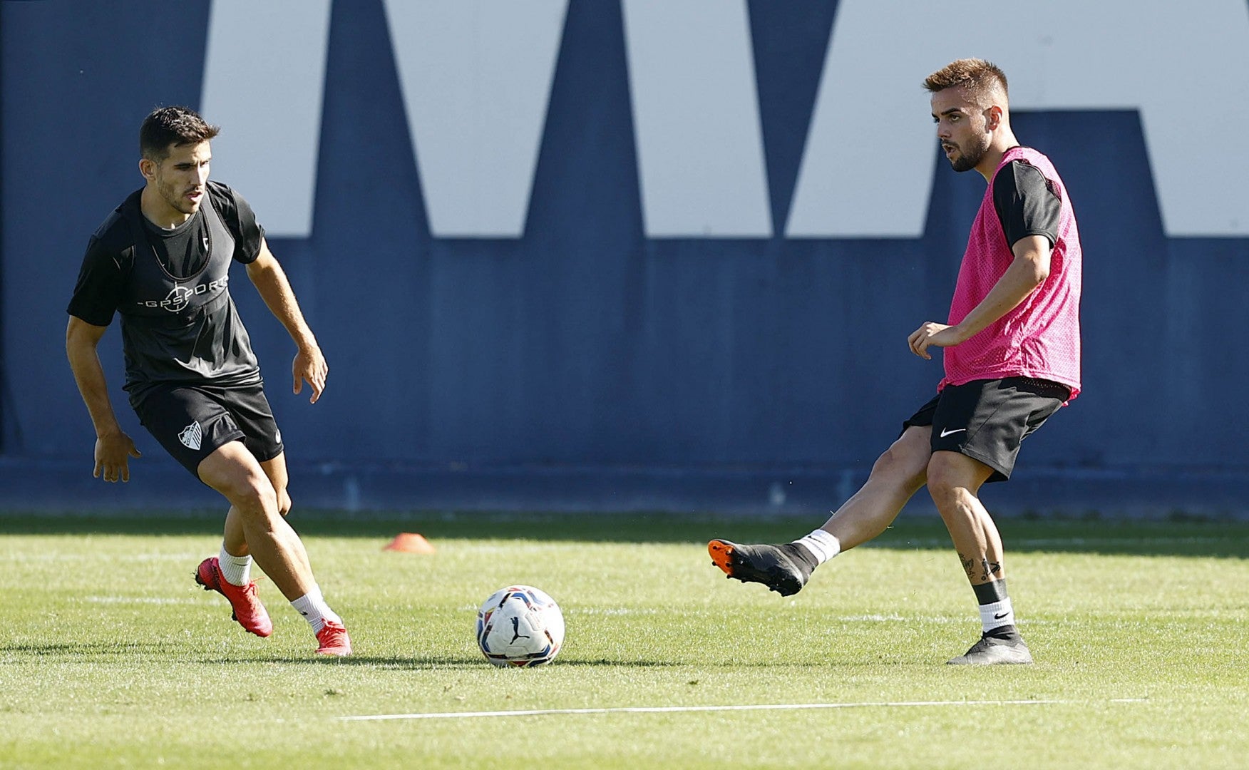 Ismael Casas, a la izquierda, durante un entrenamiento del Málaga en el Anexo del estadio de La Rosaleda junto a Jairo.