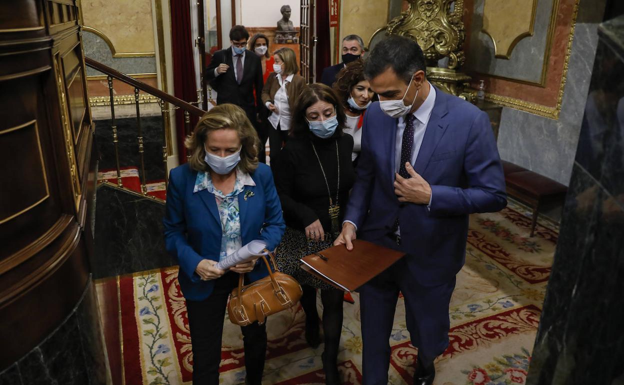 Nadia Calviño, Adriana Lastra y Pedro Sánchez, a su llegada este miércoles al Congreso.