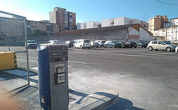 Vista del aparcamiento provisional habilitado por el Ayuntamiento en un solar privado en La Princesa. 