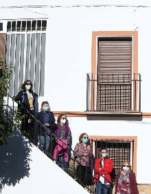 Imagen secundaria 2 - Arriba, las mujeres en uno de los tractores de la empresa de Resu (subida en él). Abajo, a la izquierda, el pequeño Miguel Ángel posa en una de las cabras de la explotación de Beatriz. Al lado, el grupo en uno de los rincones de La Joya, donde nacieron y donde han decidido quedarse