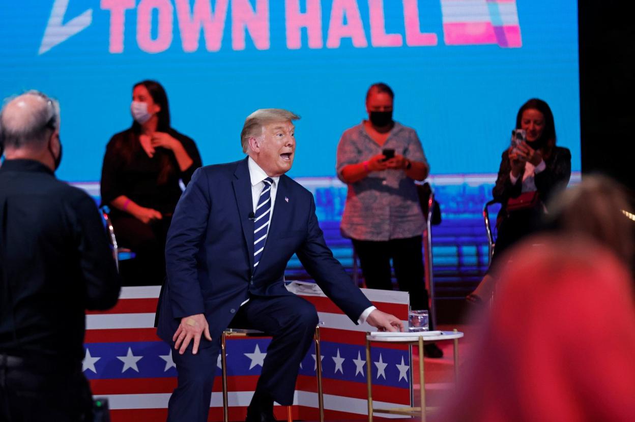 El presidente Donald Trump tomó parte en una intervención en vivo televisada desde Miami para responder a preguntas de los votantes. Carlos barria/ REUTERS