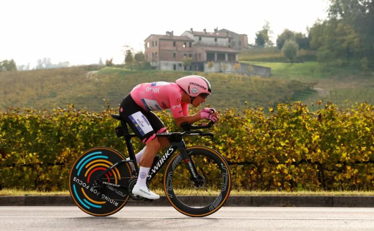 El corredor portugués Joao Almeida, durante la crono del Giro de Italia. 