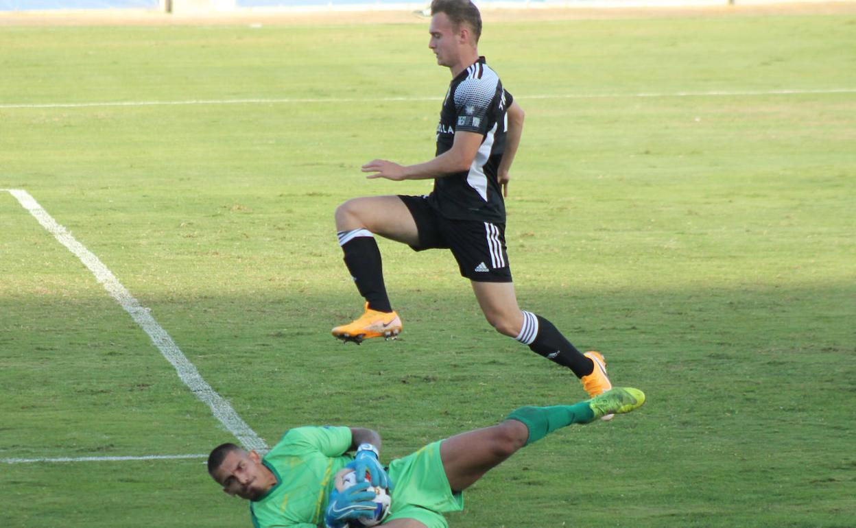Tresaco, que fue el mejor de su equipo, salta sobre Vallejo, que atrapa el balón.