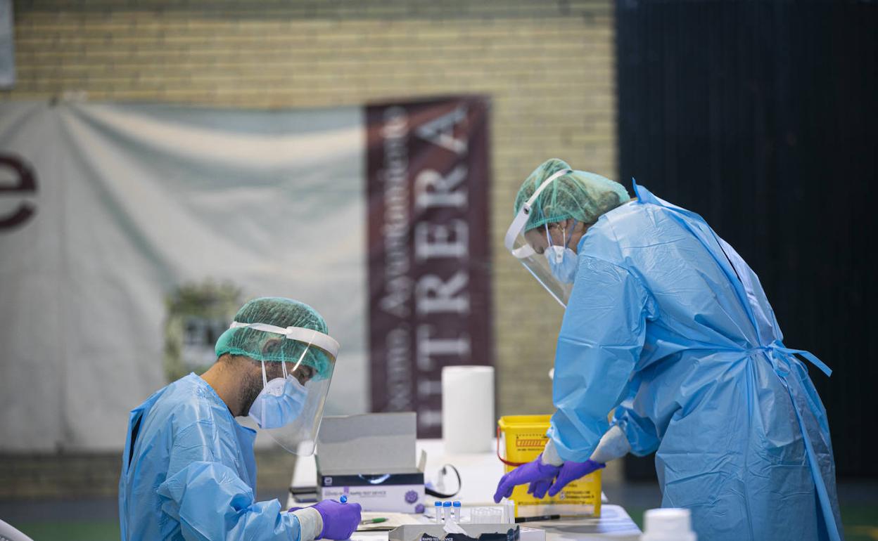 Sanitarios en la prueba de test antígenos para el cribado masivo de la detección del Covid 19 en el municipio de Utrera.