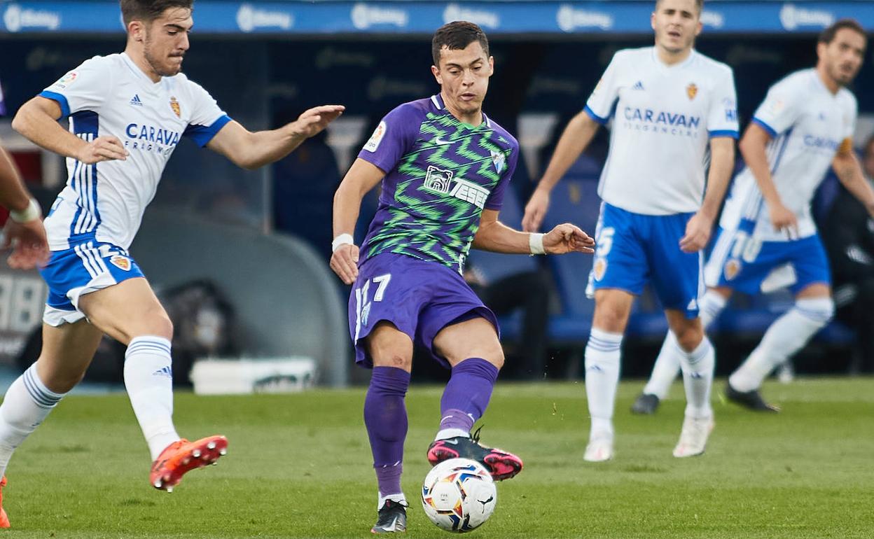 Rahmani, en un pase en el partido de este domingo en Zaragoza. 