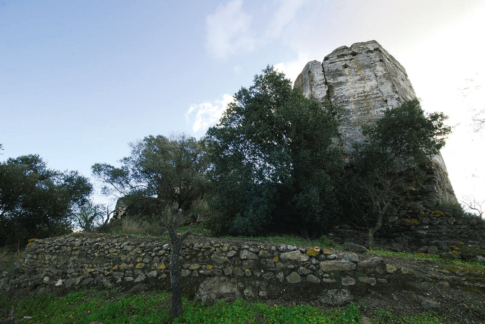 El castillo de Bentomiz es una fortaleza situada en Arenas, con unas vistas impresionantes sobre la comarca de La Axarquía. Construída en época musulmana, en una zona que floreció económicamente por la seda y sus pasas.