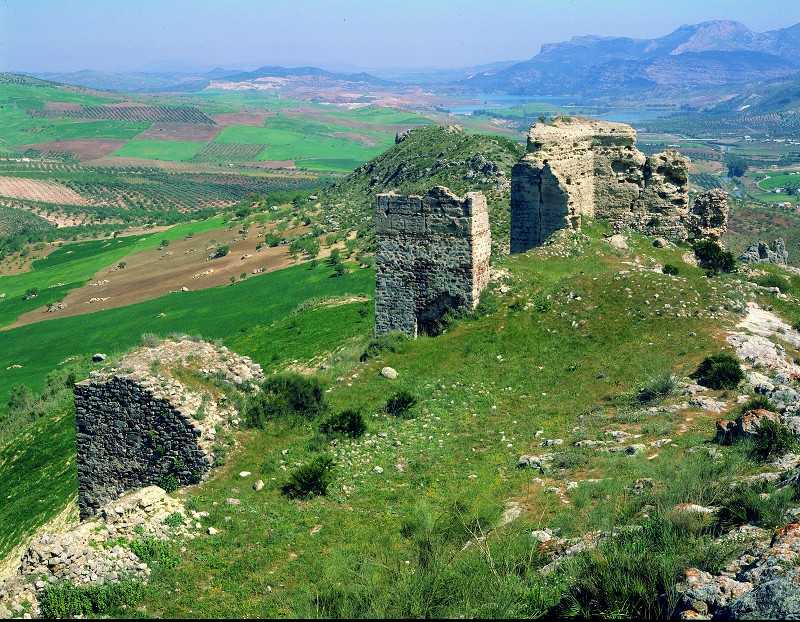 Castillo de Turón, cerca de la localidad de Ardales. Se conservan parte de las murallas y de las torres. Construido por los nazaríes para defender esta zona del Reino de Granada de los ataques cristianos.