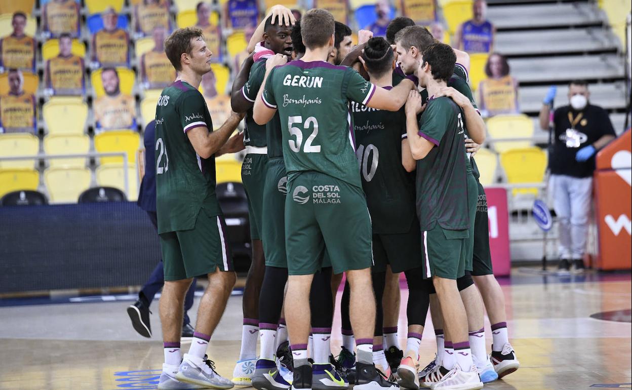 Los jugadores del Unicaja hacen una piña tras su victoria en el Gran Canaria Arena. 