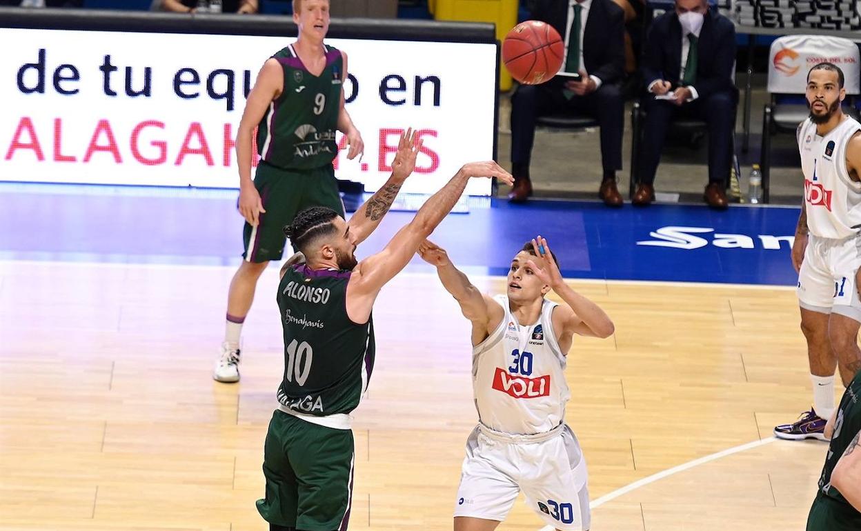 Un lanzamiento exterior de Francis Alonso, en el duelo ante el Buducnost. 