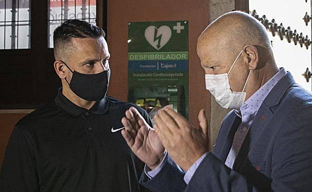 Imbroda, con el rapero Hazee en el encuentro mantenido este lunes. 