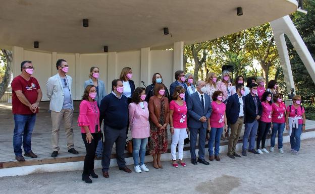 Participantes en el acto del Día Internacional del Cáncer de Mama. 