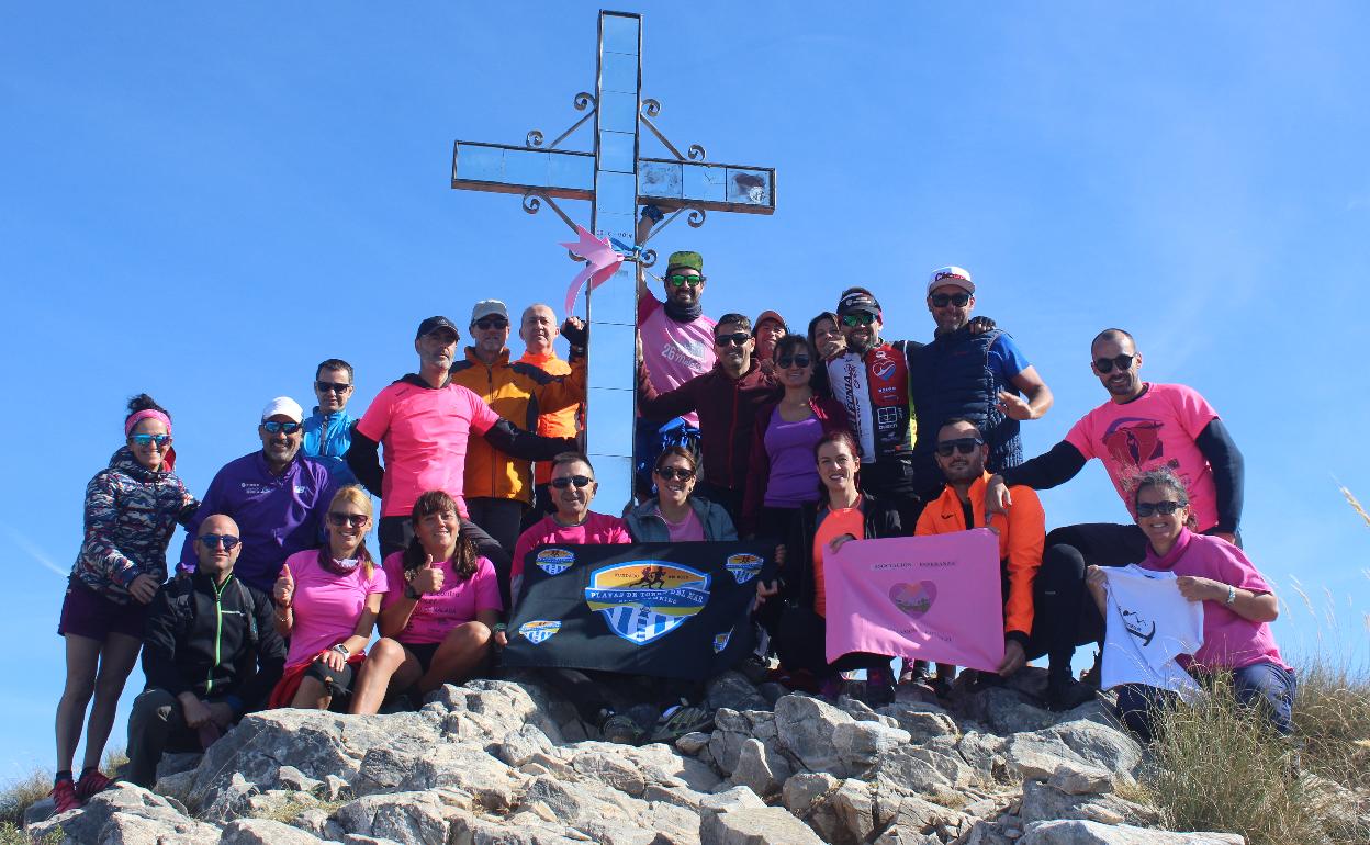 El grupo de excursionistas, en la cima nerjeña, de 1.508 metros de altitud sobre el nivel del mar. 