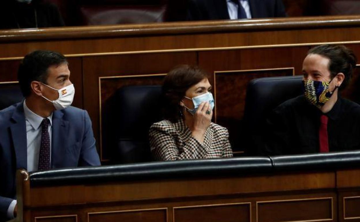 Pedro Sánchez, Carmen Calvo y Pablo Iglesias en el Congreso.