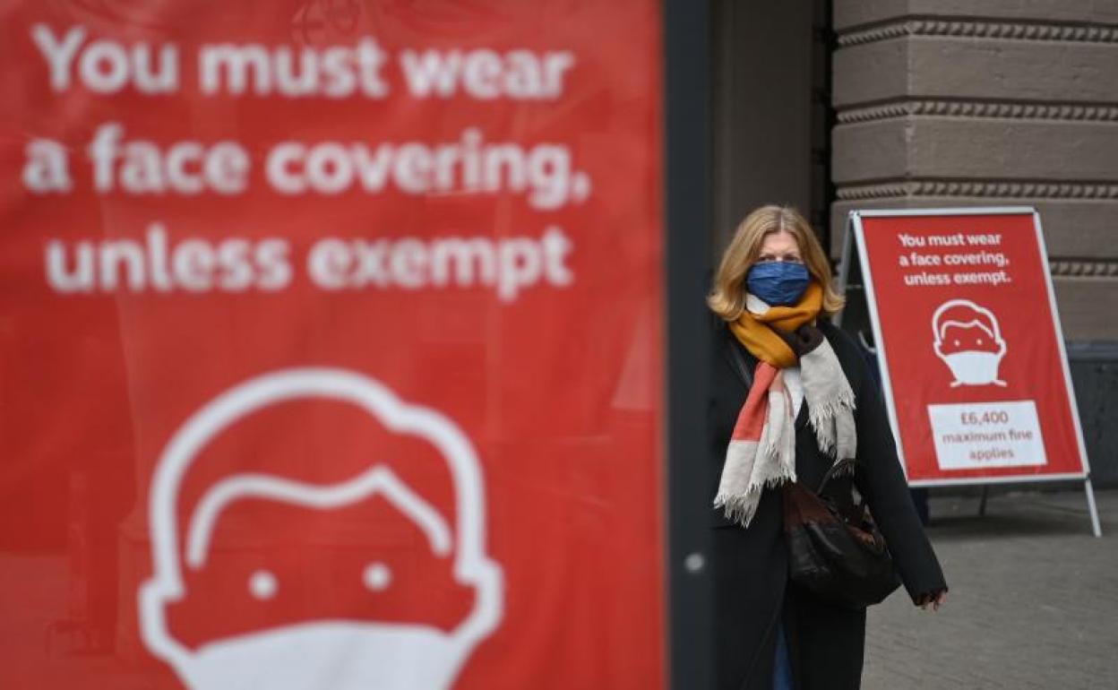 Una mujer camina por las calles de Londres