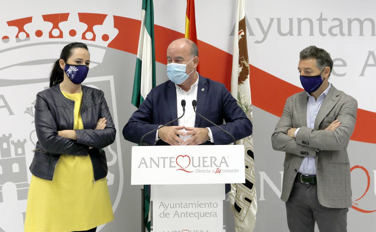 El alcalde Manuel Barón, junto a los tenientes de alcalde Juan Rosas y Ana Cebrián, en el anuncio de las primeras medidas