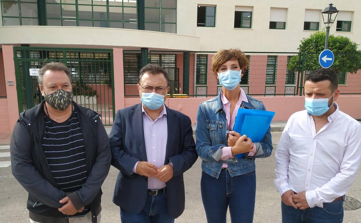 Miguel Ángel Heredia, Emma Molina y los concejales del PSOE frente a las puertas del CEIP Ramón Lago. 