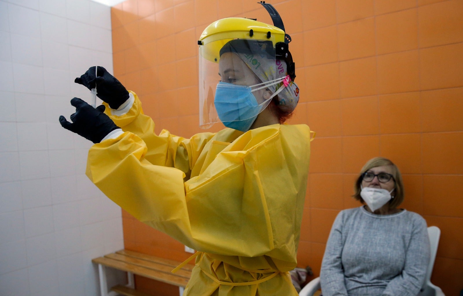 Un cribado masivo para detectar nuevos casos de coronavirus entre la población. Se ha citado a un total de 330 vecinos de manera voluntaria en el pabellón polideportivo municipal