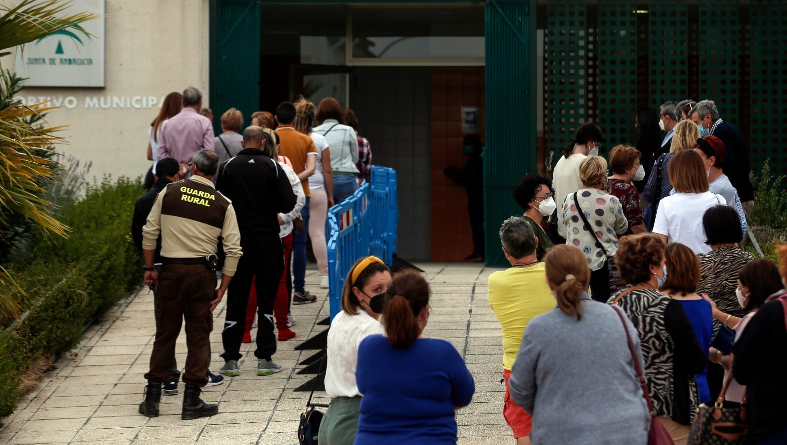 Un cribado masivo para detectar nuevos casos de coronavirus entre la población. Se ha citado a un total de 330 vecinos de manera voluntaria en el pabellón polideportivo municipal