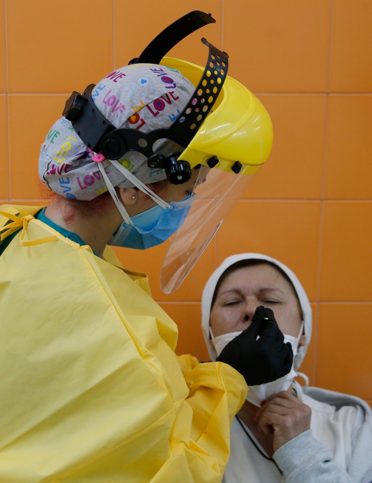 Un cribado masivo para detectar nuevos casos de coronavirus entre la población. Se ha citado a un total de 330 vecinos de manera voluntaria en el pabellón polideportivo municipal