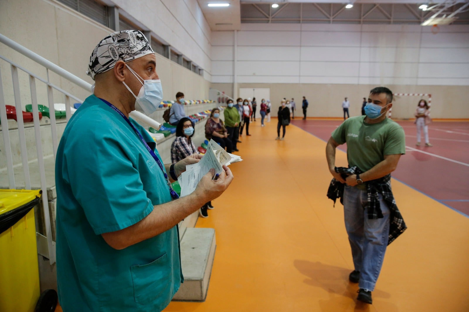 Un cribado masivo para detectar nuevos casos de coronavirus entre la población. Se ha citado a un total de 330 vecinos de manera voluntaria en el pabellón polideportivo municipal