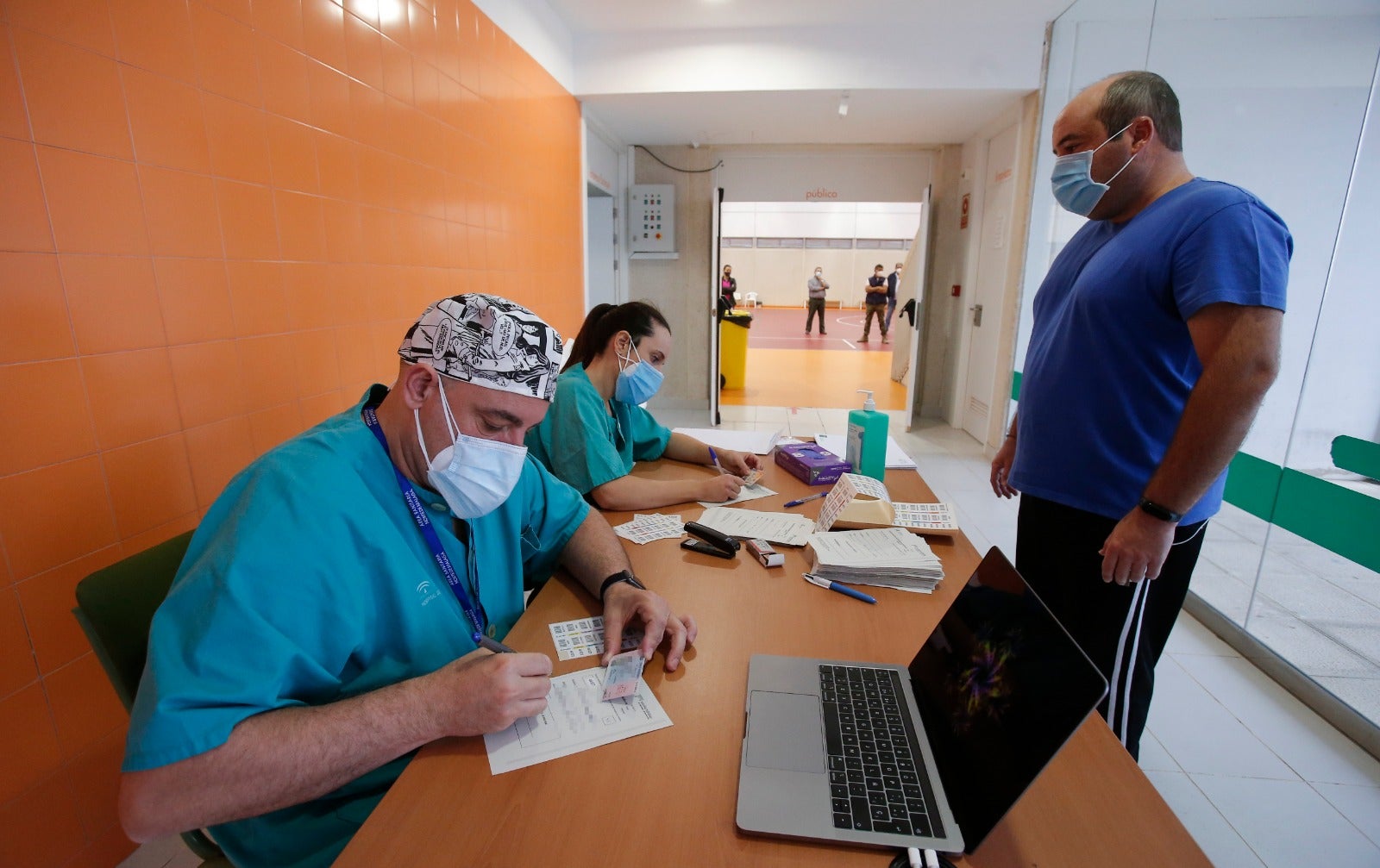 Un cribado masivo para detectar nuevos casos de coronavirus entre la población. Se ha citado a un total de 330 vecinos de manera voluntaria en el pabellón polideportivo municipal