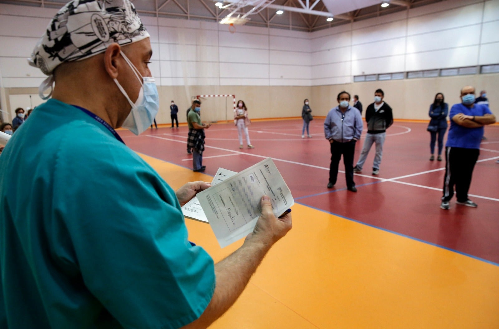 Un cribado masivo para detectar nuevos casos de coronavirus entre la población. Se ha citado a un total de 330 vecinos de manera voluntaria en el pabellón polideportivo municipal