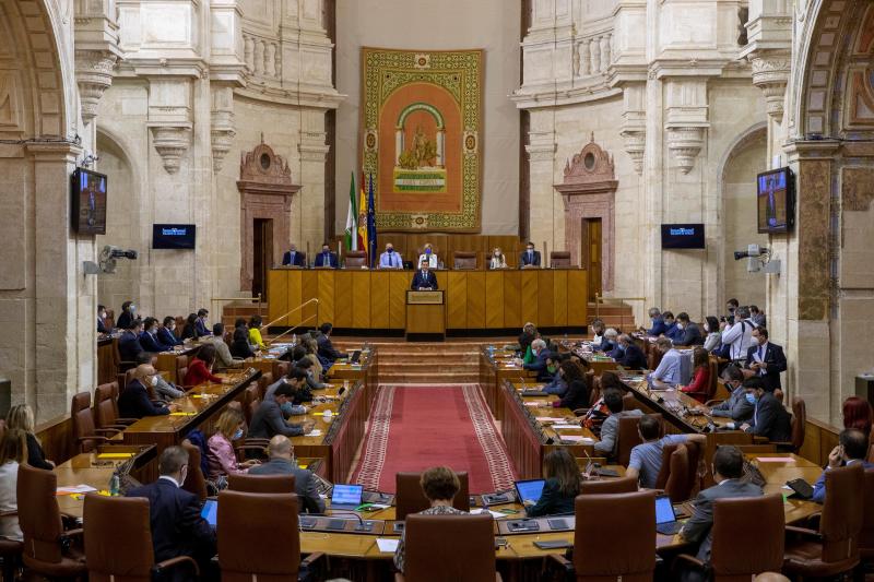 El presidente de la Junta, que afronta su primer Debate sobre el Estado de la Comunidad, pide el aval del Parlamento a 23.000 millones de fondos europeos