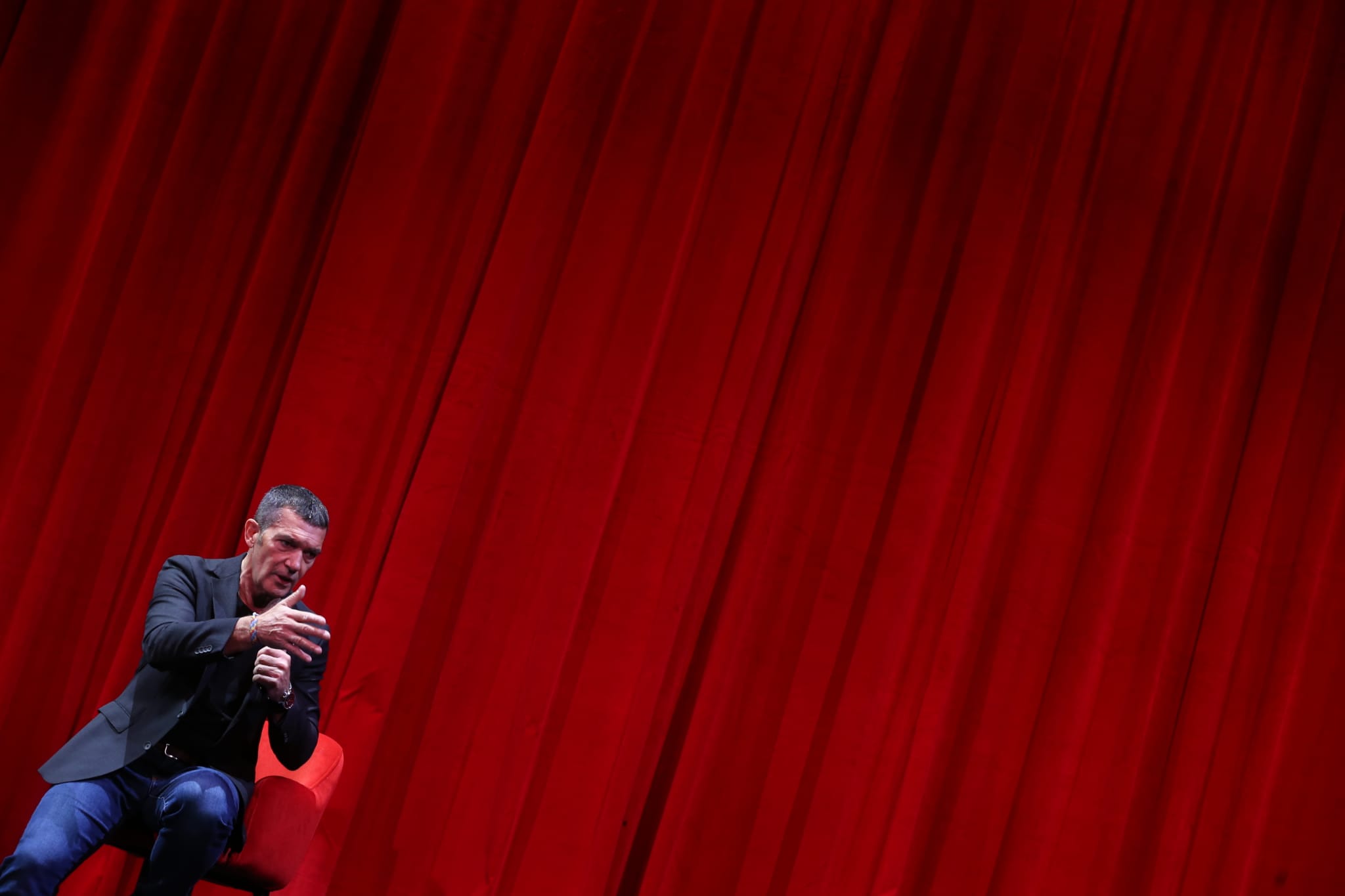 El actor y director malagueño avanza por sorpresa un número de la obra de Stephen Sondheim en la presentación de una compleja temporada con Andrés Lima, Dani Rovira y Josep María Pou en cartel