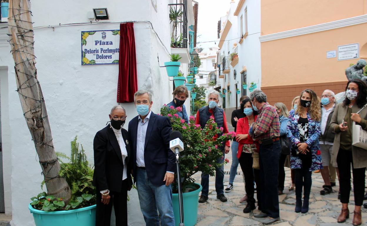 La artista Deloris Perlmutter posa junto al alcalde bajo la placa que lleva su nombre. 