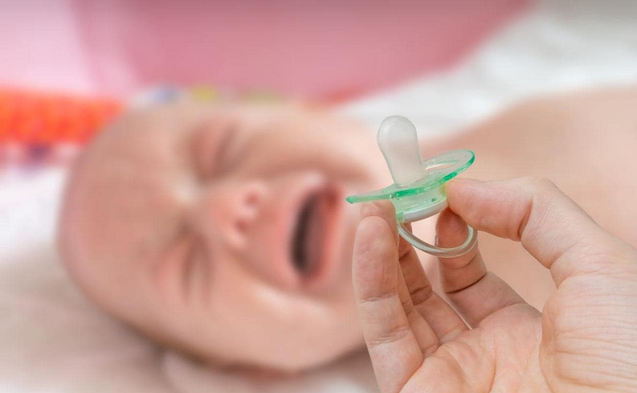 Estos son los riesgos del uso de chupetes para la salud oral de los bebés