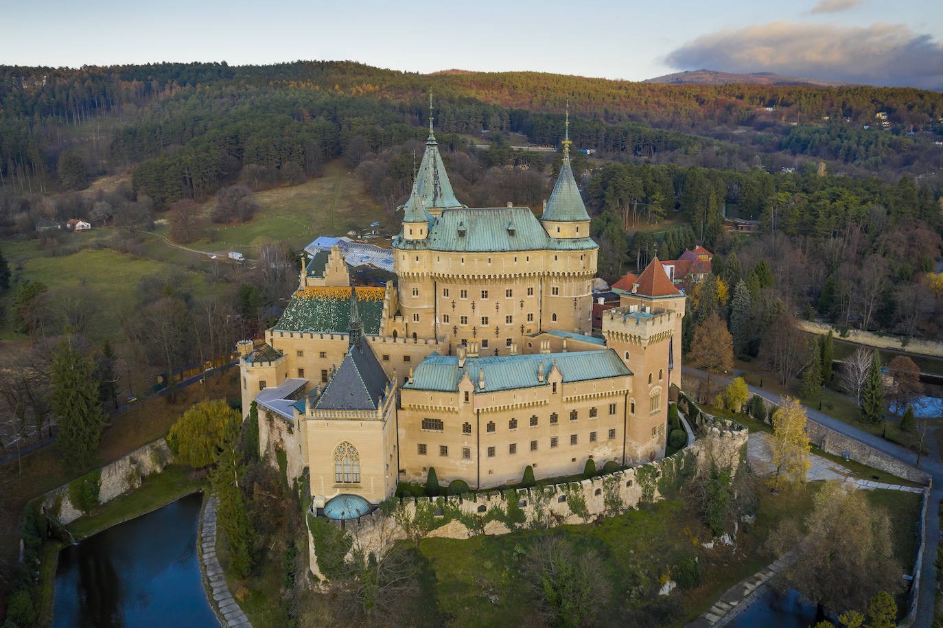 Castillo de Bojnice (Eslovaquia). Este castillo se encuentra sobre un gran montículo de mármol travertino y ha pasado por las manos de algunas de las familias húngaras más poderosas desde el siglo XI. En el siglo XIX se acondicionó en una versión romántica de la Edad Media. Su potente estructura se complementa por un paisaje igualmente idílico, completado con una cueva con goteo de agua que corre por debajo del castillo, según detallan desde la web Jetcost.es