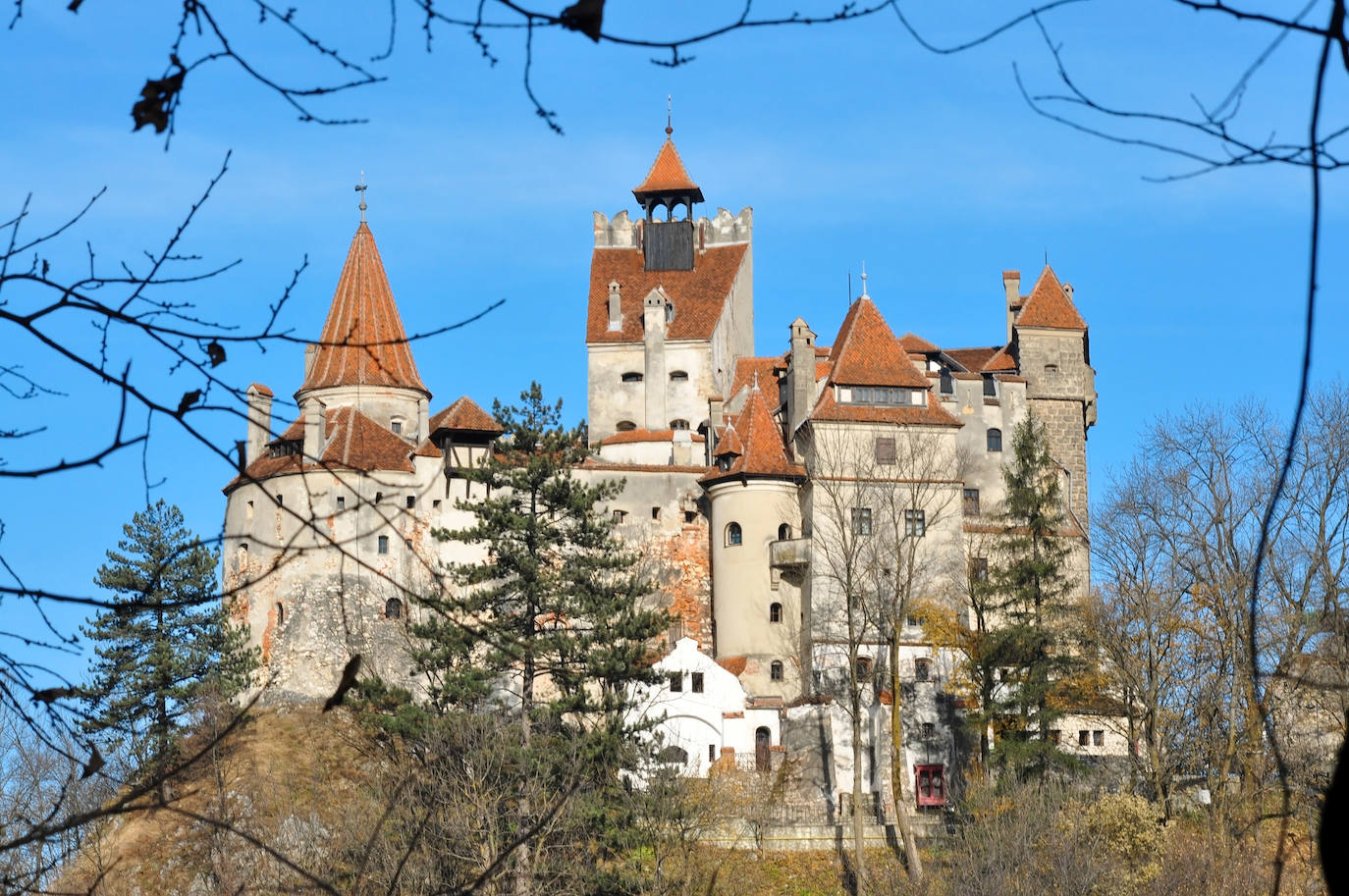 Castillo de Bran (Rumania). Aunque Bram Stoker nunca visitó Rumania y el personaje en que inspiró su Drácula tampoco habitó el castillo, siempre se le ha conocido como el Castillo de Drácula. Pese a todo, los visitantes aún pueden pasear por los pasillos y patios, con la esperanza de echar un vistazo al vampiro inmortal. Situado a lo largo de la frontera entre Transilvania y Valaquia, la construcción de este emblemático castillo comenzó en 1212 cuando los Caballeros Teutónicos erigieron una fortaleza de madera destinada a detener el tráfico en la entrada del paso de montaña, que en ese momento era muy utilizado por los comerciantes, según detallan desde la web Jetcost.es