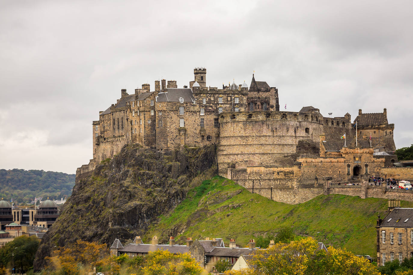 Castillo de Edimburgo (Reino Unido). Galardonado con los máximos honores en los British Travel Awards y clasificado como la atracción turística de pago número 1 en Escocia, el Castillo de Edimburgo tiene una historia tan compleja como irresistiblemente macabra. A menudo citado como la inspiración para la morada de Macbeth en la famosa obra de Shakespeare, el castillo alberga el mayor número de avistamientos de fantasmas hasta la fecha, sin duda una atracción en sí misma. Con orígenes que se remontan a la Edad del Hierro, el castillo fue erigido como bastión defensivo en 638 para los celtas. Varios cientos de años después, fue reconstruida como residencia de María, Reina de Escocia, hasta su exilio en Inglaterra, según detallan desde la web Jetcost.es