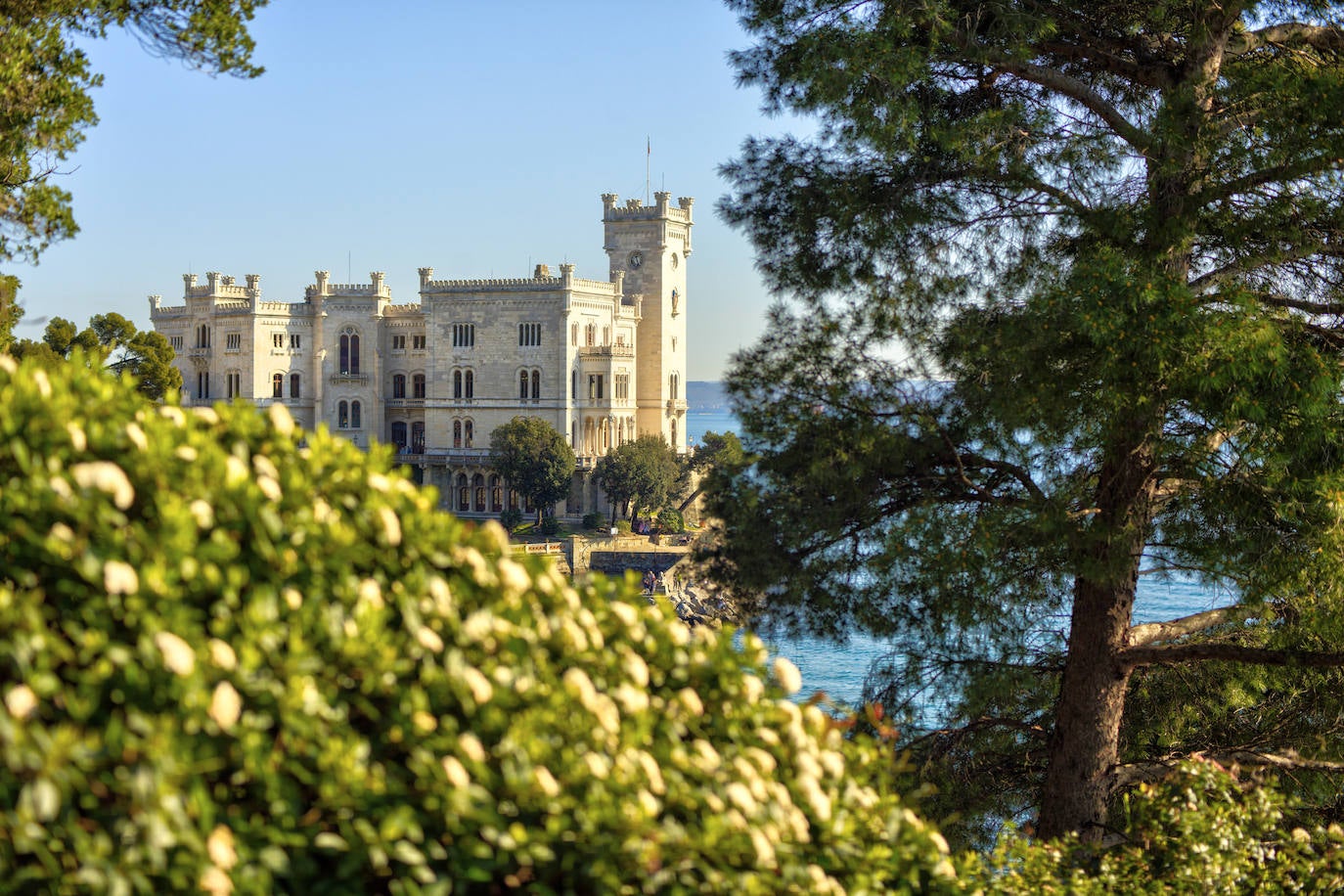 Castillo de Miramare (Italia). Conserva la mayor parte de su mobiliario y decoración originales. El castillo fue encargado por el archiduque Fernando Maximiliano de Habsburgo en la segunda mitad del siglo XIX como residencia para él y su esposa, Charlotte de Bélgica. Rodeado por un parque botánico, con impresionantes vistas panorámicas gracias a su posición en un acantilado con vistas al Golfo de Trieste, el castillo es una deliciosa combinación de estilos medieval, renacentista y gótico, según la web Jetcost.es