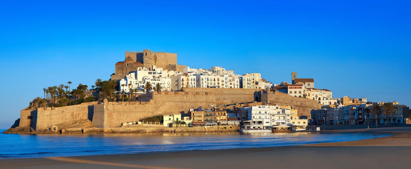 Castillo de Peñíscola (España). Está enclavado en la zona más elevada de la ciudad de Castellón. Construido por los templarios sobre los restos de la antigua alcazaba árabe, el castillo fue levantado con muros de piedra labrada. La mayoría de las dependencias se cubren con bóvedas de cañón. Se trata de una construcción sobria y sólida. El Papa Luna, tras su traslado a Peñíscola en 1411, convirtió el castillo en palacio y biblioteca pontificia. Su verdadero nombre fue Benedicto XIII, era maño y fue el último del famoso cisma de Aviñón, cuando tres papas pretendían ser el auténtico, al pedírsele que cediera en su empeño de ser Papa dijo aquello de “yo sigo en mis trece” que se convirtió en símbolo de cabezonería, especialmente entre aragoneses, según la web Jetcost.es