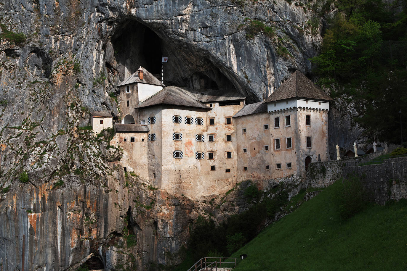 Castillo de Predjama (Eslovenia). Encaramado en lo alto de un acantilado imponente, el misterioso y magnífico Castillo Predjama ha sido incluido en el Guinness como el castillo cueva más grande del mundo. Debido a su entorno, una serie de túneles subterráneos y paredes entretejidas con la estructura natural de la cueva, la ubicación ha aparecido en numerosas películas y especiales de televisión. El castillo actuó como refugio para Erazem de Predjama en el siglo XV, un legendario barón ladrón que resistió el asedio de un año y se convirtió en una especie de figura a lo Robin Hood, según la web Jetcost.es