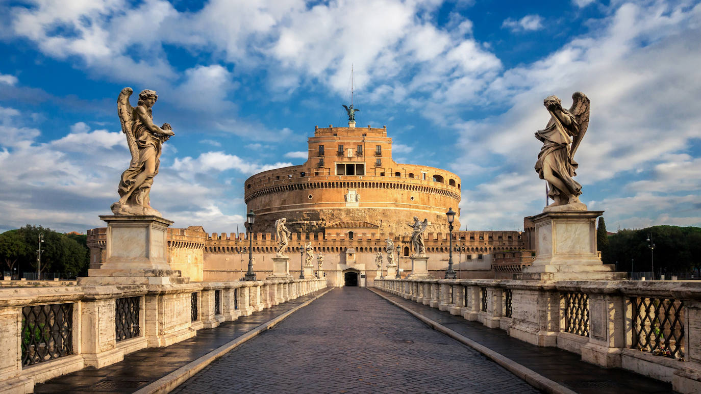 Castillo de Sant'Angelo (Italia). Es uno de los edificios más fotografiados de Roma, justo en el encuentro de la vieja capital con la ciudad del Vaticano. El castillo de Sant'Angelo se construyó originalmente en el siglo II como mausoleo para el emperador Adriano y su familia. Esta construcción, que más tarde se convirtió en fortaleza militar, recibe su nombre de una leyenda, que cuenta que el arcángel Miguel se apareció sobre lo alto del castillo para detener una plaga que asolaba Roma en el año 509. El castillo logró sobrevivir a través de los siglos y albergó a muchas personas famosas, incluido Miguel Ángel, según la web Jetcost.es