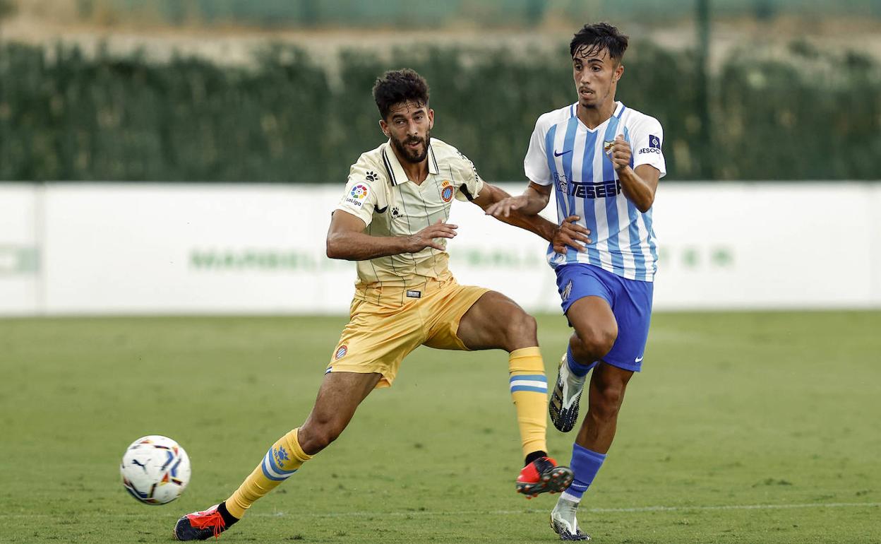 El malaguista Larrubia, en un amistoso de pretemporada ante el Espanyol. 