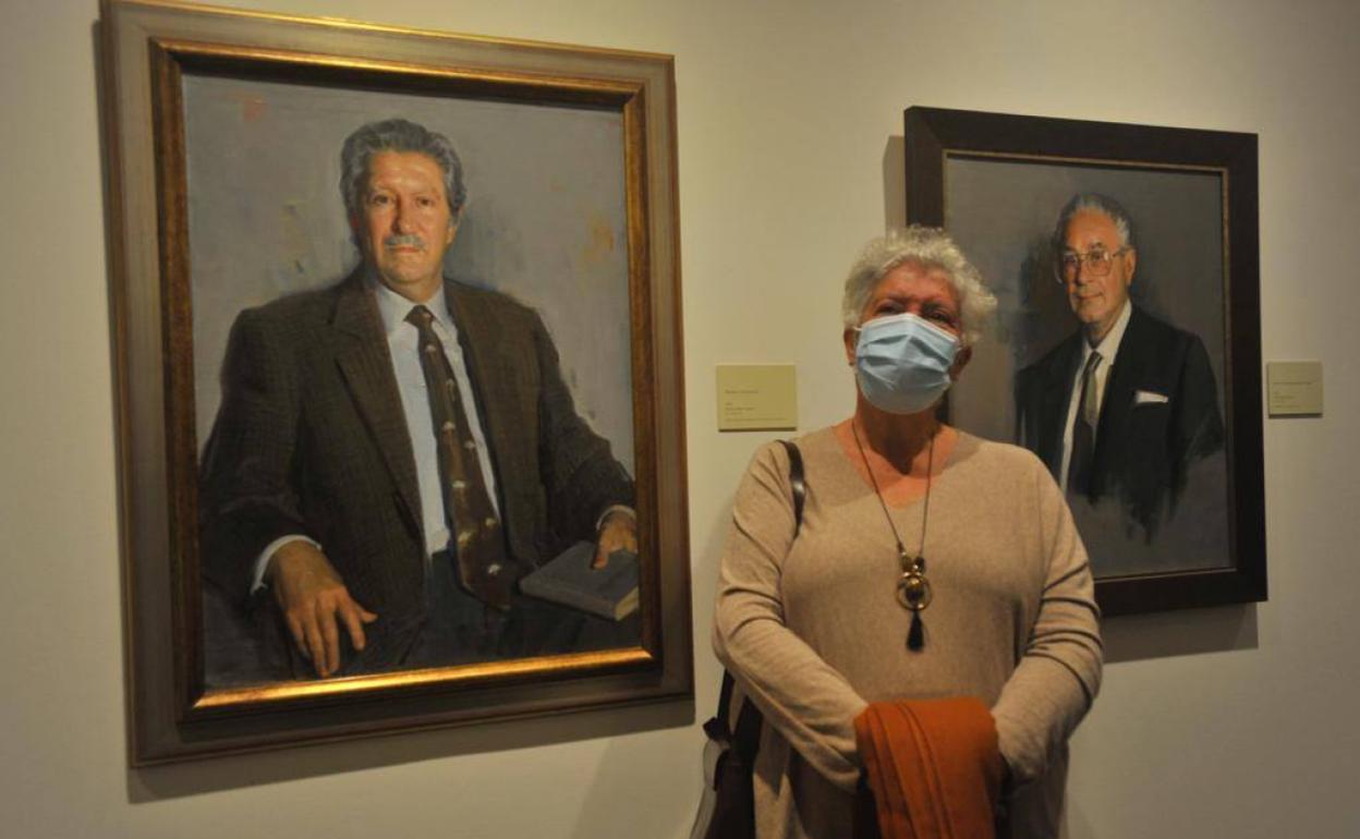 Lola Alcántara, junto al retrato de su padre, incorporado al Museo Revello de Toro. 