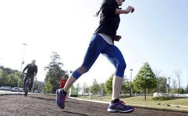 Medidas contra el coronavirus: Andalucía obligará a corredores y ciclistas a llevar mascarilla en zonas de alta afluencia de personas