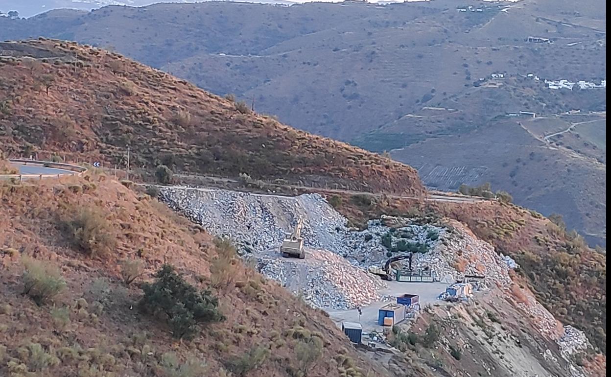 La planta de tratamiento está en la carretera de acceso a Canillas de Aceituno. 