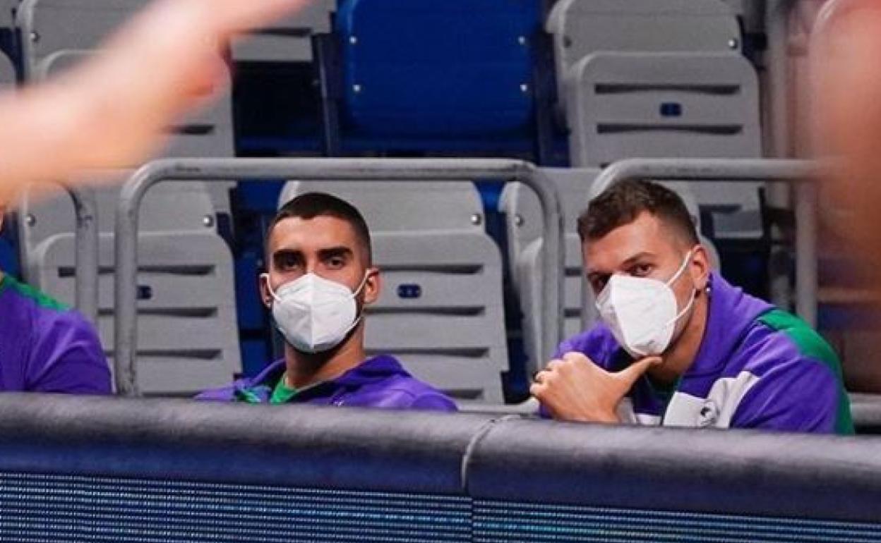 Jaime Fernández y Dragan Milosavljevic, durante el partido ante el Brescia del pasado miércoles. 