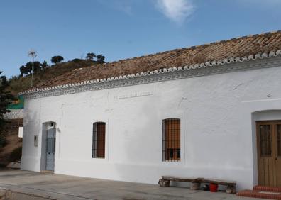 Imagen secundaria 1 - Puente de la autopista de peaje con Almogía al fondo. Antigua casa de Peones Camineros. Cuesta y torre de Zambra.