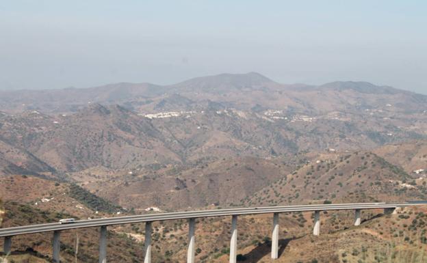 Imagen principal - Puente de la autopista de peaje con Almogía al fondo. Antigua casa de Peones Camineros. Cuesta y torre de Zambra.