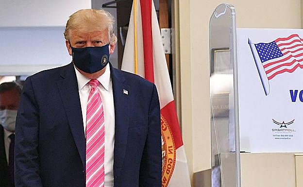 Donald Trump sale de su colegio electoral tras votar.