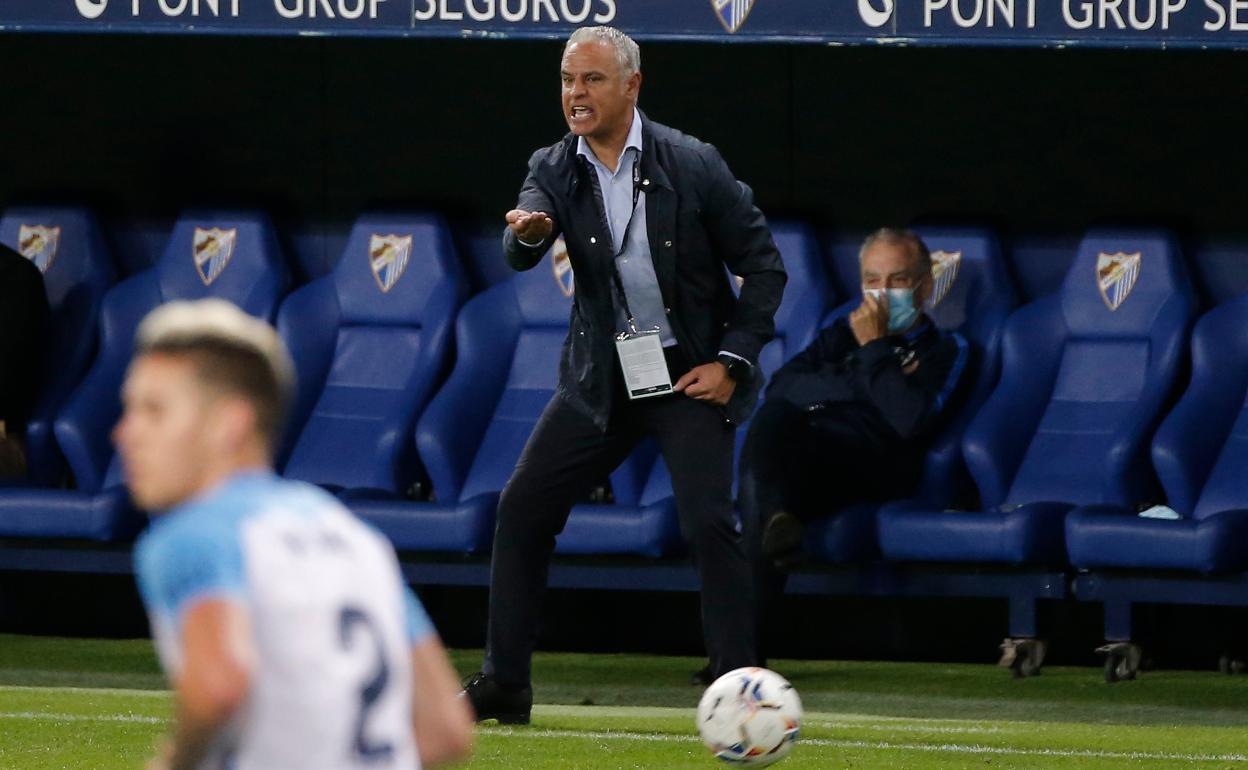 Sergio Pellicer, entrenador del Málaga, durante el partido contra el Mirandés en La Rosaleda.